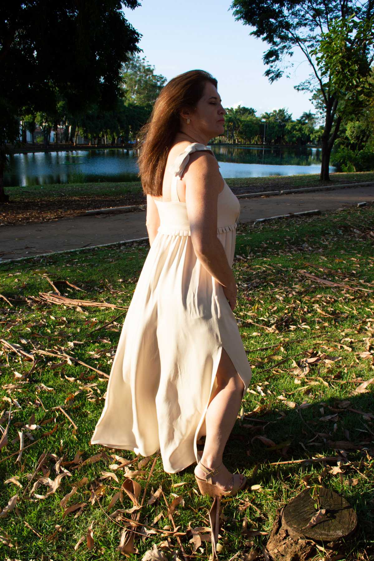 vestido venus cor areia longo 100% viscose ecologica evase com alças de amarração decote reto fechamento com ziper lateral