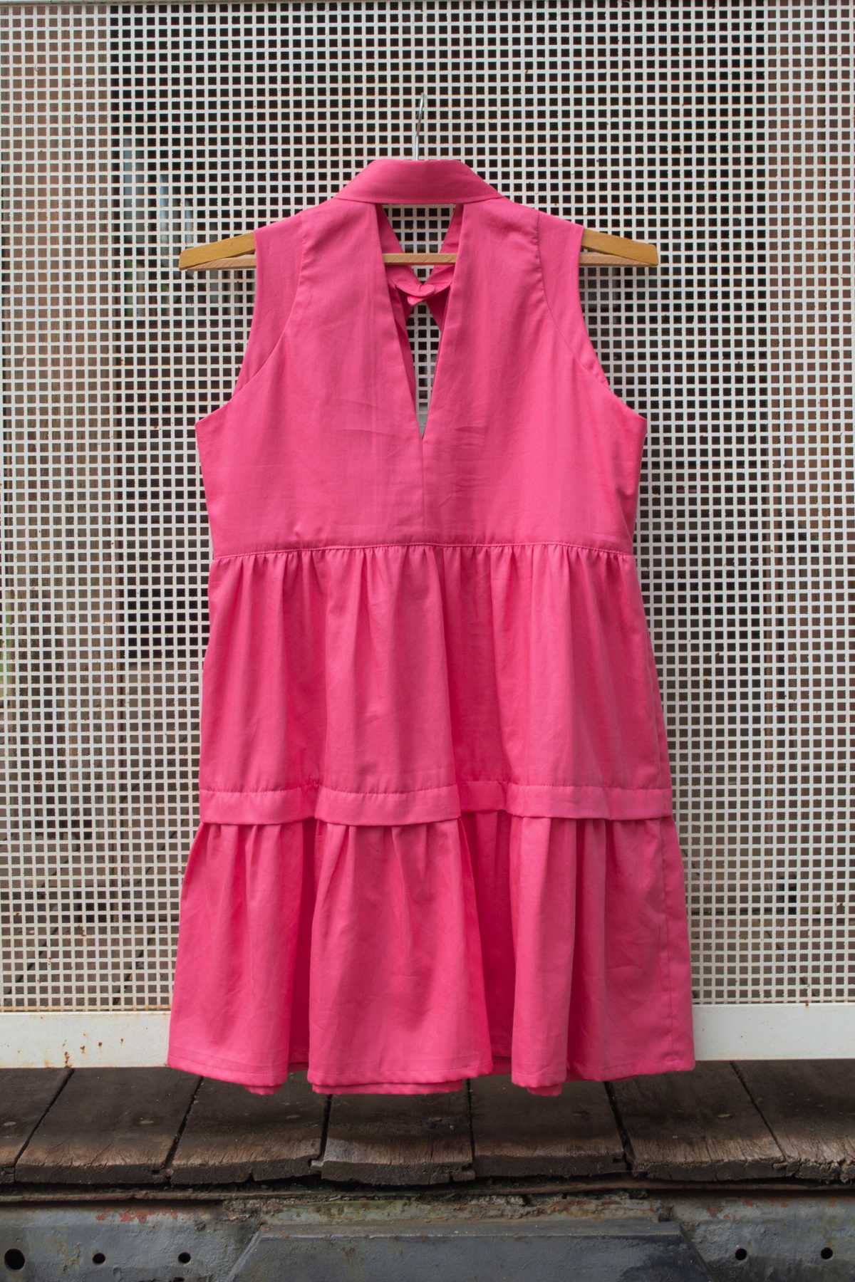 vestido dafne com babados amplo cavado curto cor pink