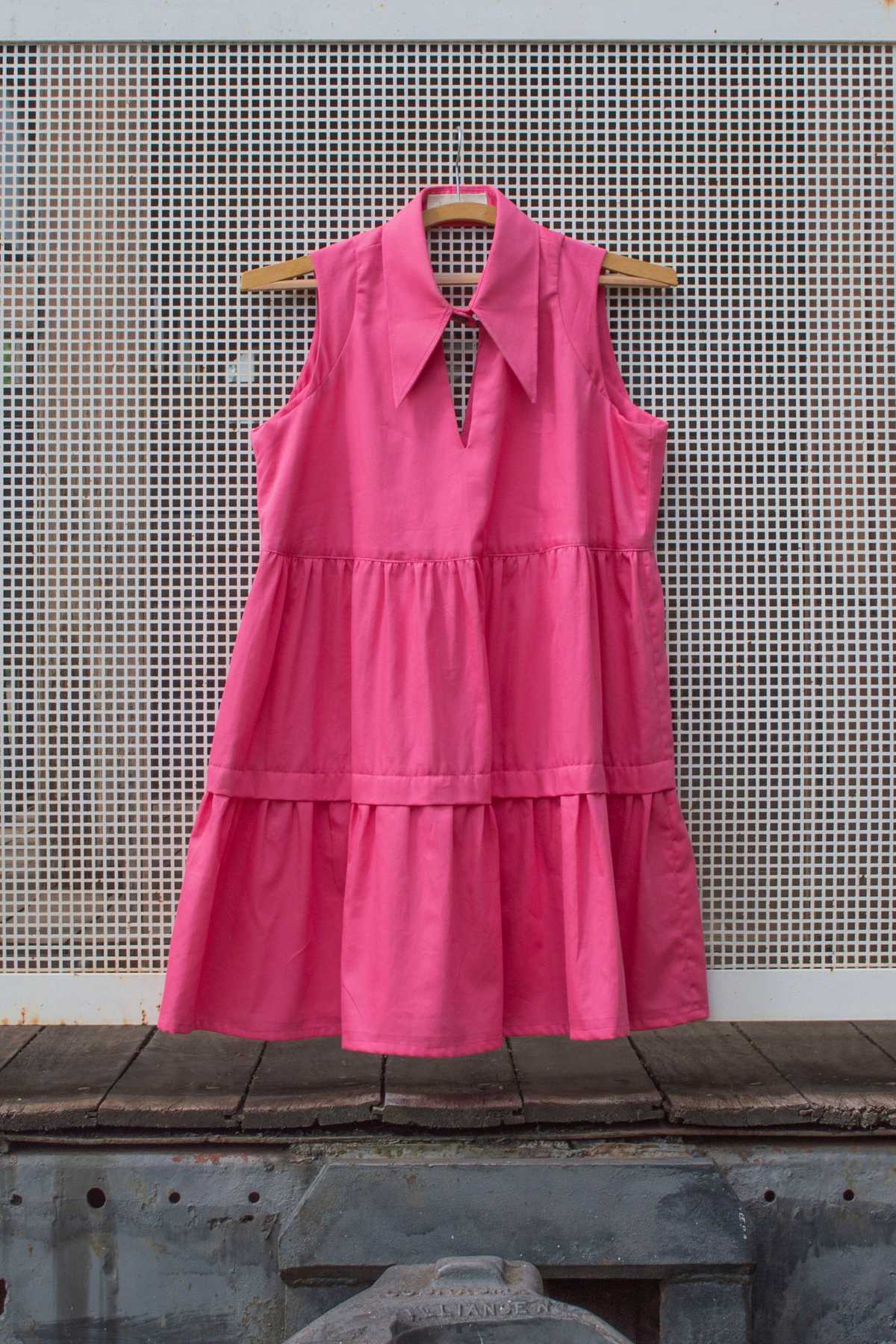 vestido dafne com babados amplo cavado curto cor pink